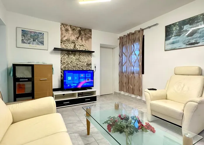 Charmante, Moeblierte Ferienwohnung Im Panda-Stil