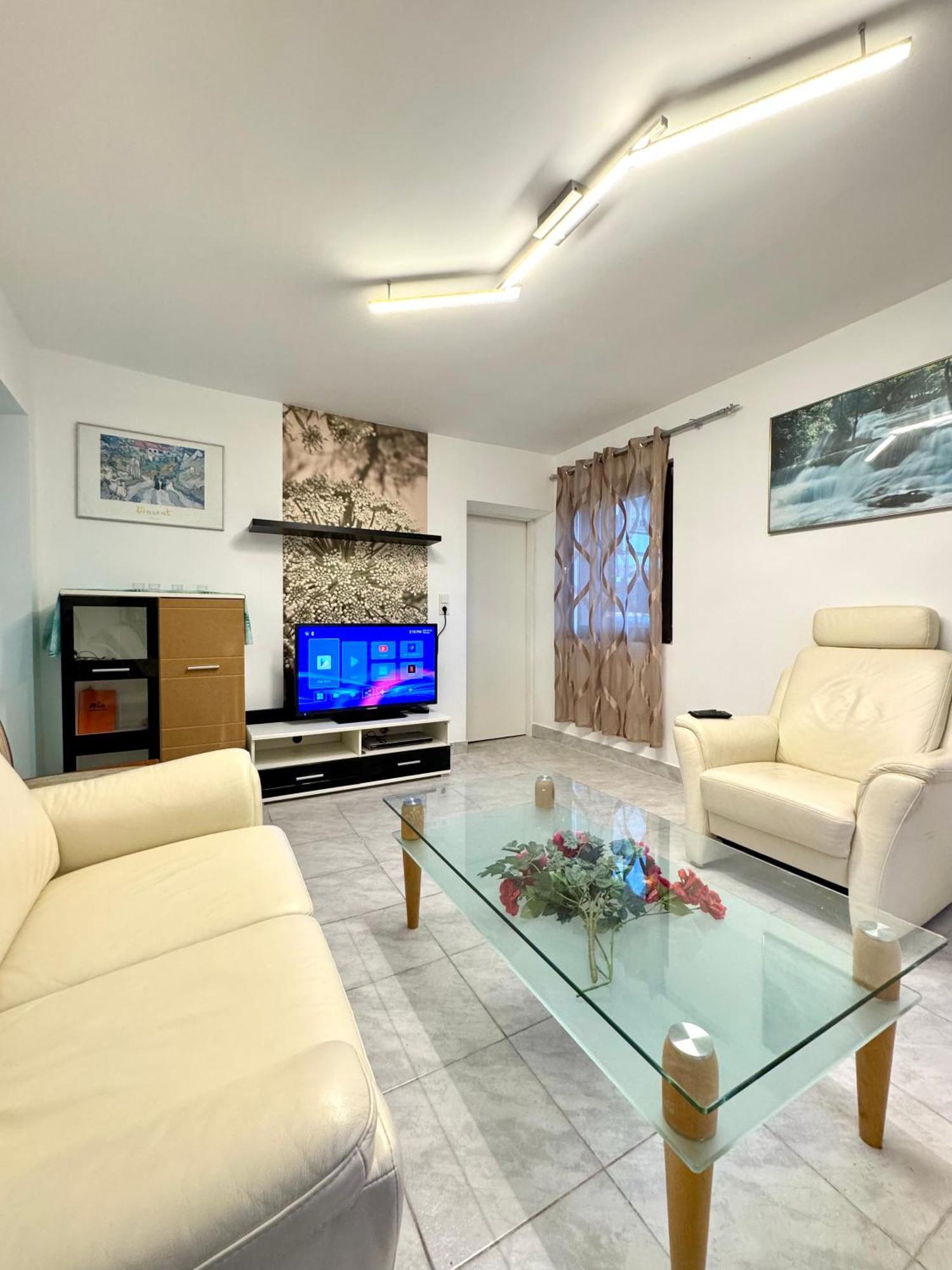 Apartment Charmante, Moeblierte Im Panda-stil